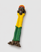 Porta-incenso Mystic Breeze: figura pintada à mão de personagem deitado, com gorro rasta, camiseta amarela e calça verde