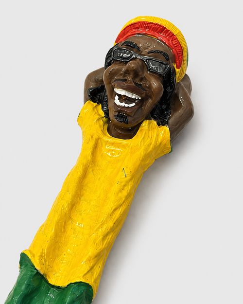 Detalhe do Mystic Breeze: rosto do personagem, com óculos e gorro rasta, e o acabamento da pintura à mão